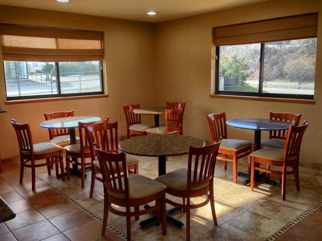 Super 8 By Wyndham Hagerstown I-70 Motel Exterior photo